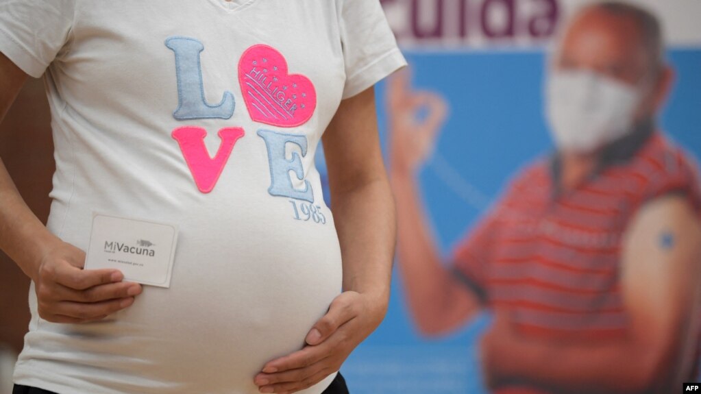 2021年7月23日，一怀孕女子在哥伦比亚波哥大一疫苗接种中心接受了辉瑞疫苗接种之后拿到了接种卡。(photo:VOA)