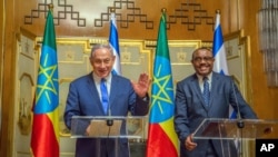 Israeli Prime Minister Benjamin Netanyahu, left, and Ethiopian Prime Minister Hailemariam Dessalegn speak during a joint press conference in Addis Ababa, Ethiopia, July 7, 2016. 