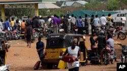 File d'attente à une station service à Okene, Nigeria, le 31 mars 2016. (AP /Sunday Alamba)