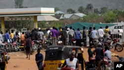 Les Nigérians font la queue pour acheter du carburant à Okene au Nigeria le 31 mars 2016. 
