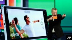 Stepen Elop, Nokia, mendemonstrasikan kemampuan ponsel Nokia Lumia 930 untuk mengambil foto dalam Microsoft Build Conference di San Francisco, 2 April 2014. (Foto: dok) 