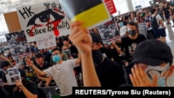 Demonstranti okupljeni na aerodromu u Hong Kongu (Foto: REUTERS/Tyrone Siu)