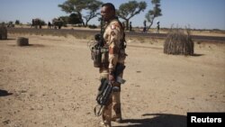 Un soldat français dans le village de Sarakala, Mali, 18 janvier 2013