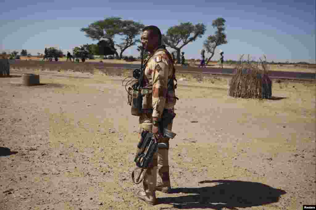 2013年1月18日，一名法国士兵拿着武器站在马里萨拉卡拉村。