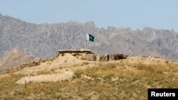 Bendera Pakistan terlihat berkibar di pos penjagaan distrik Gosht, provinsi Nangarhar (Foto: dok).