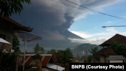 Erupsi Gunung Agung Bali, Senin, 27 November 2017. (Foto: Humas BNPB)