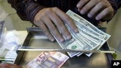 Los venezolanos no recibirán divisas en efectivo para viajar al exterior, sino que deberán retirarlas a través de cajeros automáticos.