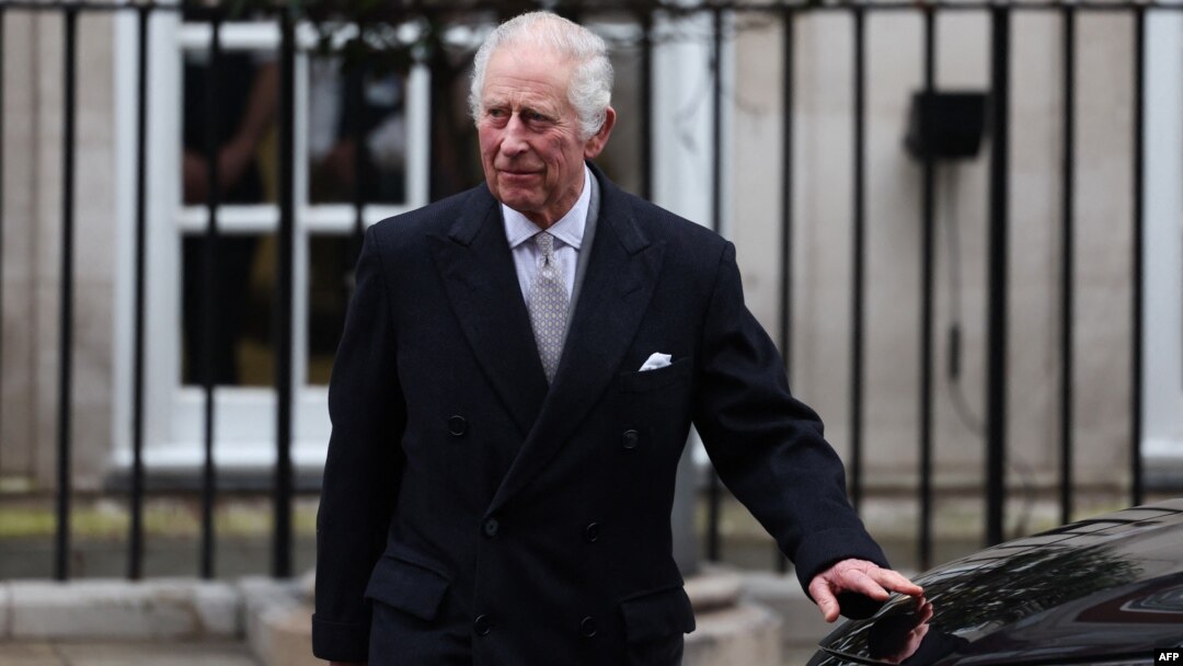 El Rey Carlos III captado este lunes 29 de enero de 2024 a la salida del hospital privado en Londres donde estuvo ingresado tres días por un procedimiento de próstata.