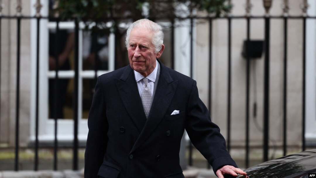 Britanski kralj Čarls III izlazi iz klinike u Londonu 29. januara, 2024. (Foto: AFP/Daniel Leal)