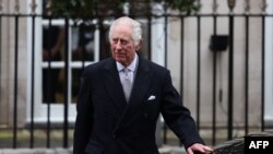 Britanski kralj Charles treći izlazi iz klinike u Londonu 29. januara 2024.