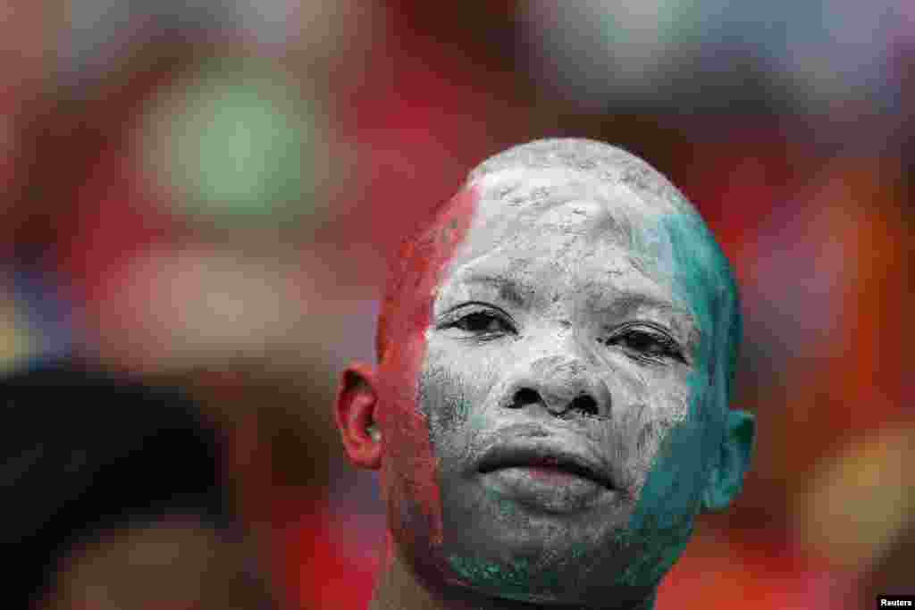 De corpo e alma pintados com as cores da selecção do seu coração, este adepto aguarda o início do jogo de abertura do CAN em Bata. Jan 17, 2015.