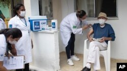 Aloysio Zaluar, 84 ans, reçoit une injection d'une dose du vaccin Pfizer COVID-19 lors d'une campagne de troisième dose pour les résidents âgés des établissements de soins de longue durée, à Rio de Janeiro, Brésil, le mercredi 7 septembre. 1, 2021. (AP Photo/Bruna Prado)