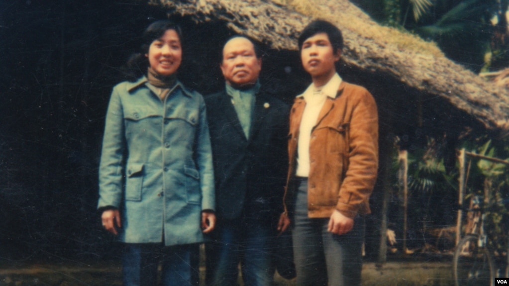 Nhà thơ Huy Cận và vợ chồng Tiến sĩ Cù Huy Hà Vũ - Luật sư Nguyễn Thị Dương Hà trước căn nhà nơi sinh ra Nhà thơ tại Ân Phú, Hà Tĩnh - 1983.