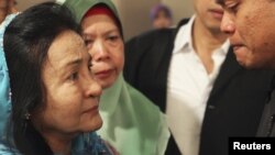 Rosmah Mansor (L), wife of Malaysian Prime Minister Najib Razak.