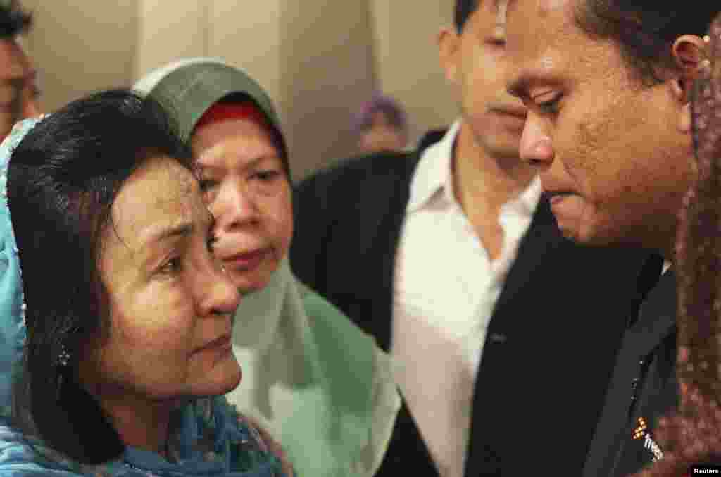 Bà Rosmah Mansor (trái), phu nhân của Thủ tướng Malaysia Najib Razak, khóc với các thành viên gia đình của hành khách trên chuyến bay Malaysia MH370 bị mất tích tại một khách sạn ở Putrajaya, ngày 9/3/2014.
