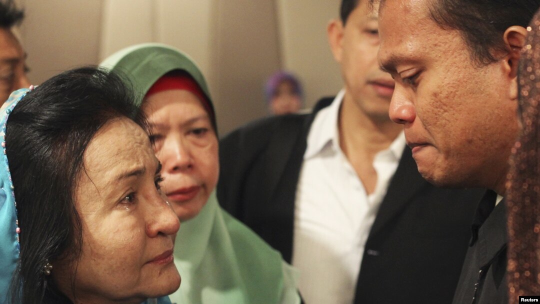 Bà Rosmah Mansor (trái), phu nhân của Thủ tướng Malaysia Najib Razak, khóc với các thành viên gia đình của hành khách trên chuyến bay Malaysia MH370 bị mất tích tại một khách sạn ở Putrajaya, ngày 9/3/2014.
