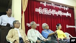 ျမန္မာ့ဒီမုိကေရစီေခါင္းေဆာင္ ေဒၚေအာင္ဆန္းစုၾကည္ႏွင့္ NLD CEC အခ်ဳိ႔ ဒီမိုကေရစီေန႔ အခမ္းအနား တက္ေရာက္ေနစဥ္။ စက္တင္ဘာ ၁၅၊ ၂၀၁၁။