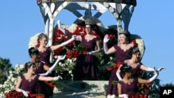 La reina del tradicional desfile, Louise Siskel, dijo estar orgullosa de ser la primera reina con lentes y representar la diversidad.