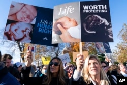 Demonstran anti-aborsi di depan Mahkamah Agung AS, 1 Desember 2021, di Washington. (Foto: AP)