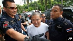 Wirapol Sukphol escoltado pela polícia tailandesa, 20 de Julho, 2017.