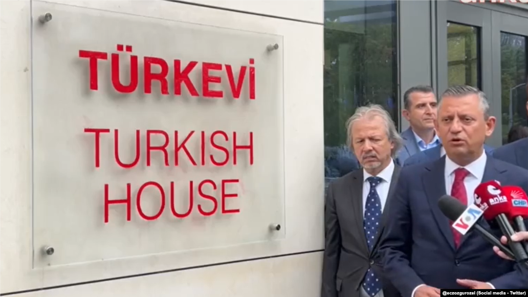 Ana muhalefet liderinin Perşembe günkü basın açıklamasına kendisi için Türkiye Cumhuriyeti Devleti’ne ait, yapım ve restorasyonunu Türk vergi mükelleflerinin ödediği 36 katlı binanın zemin katında, çıkış kapısına yakın bir nokta tahsis edilmişti.