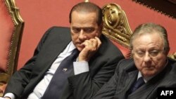 Berlusconi Az Farkla Güvenoyu Aldı