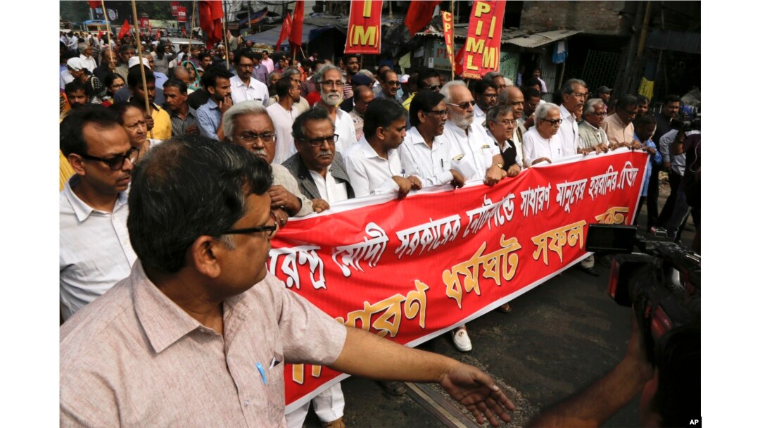 Left Front leaders take out a protest march against the government's decision to withdraw high denomination notes from circulation, in Kolkata, Nov. 28, 2016.