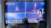 La gente mira una pantalla de televisión que muestra imágenes del lanzamiento de un misil balístico de Corea del Norte desde un submarino, durante un programa de noticias en la estación de tren de Seúl en Seúl, Corea del Sur, el 20 de octubre de 2021.