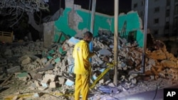 خبرگزاری رویترز به نقل از رادیوی دولتی موگادیشو، از وارد شدن خساراتی به برخی مناطق مسکونی و ممنوعیت رفت‌وآمد به منطقه محل انفجار خبر داده است.