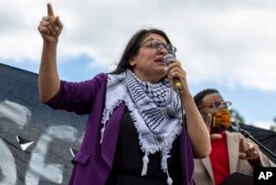 Rashida Tlaib berbicara saat demonstrasi menyerukan gencatan senjata di Gaza dekat Capitol di Washington pada Rabu, 18 Oktober 2023. (Foto: AP)