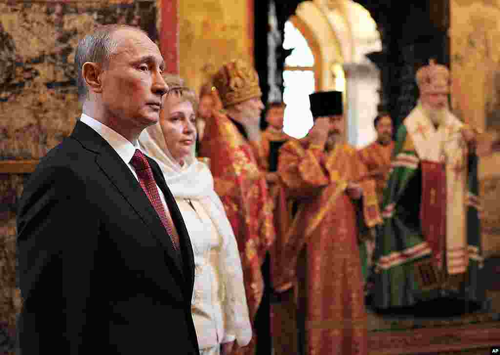 ທ່ານ Vladimir Putin ກັບພັນລະຍາ ທ່ານນາງ Lyudmila ເຂົ້າຮ່ວມພິທີທາງສາສະໜາ ຢູ່ໂບດ Annunciation Cathedral ຫລັງຈາກພິທີສາບານໂຕ. (AP)