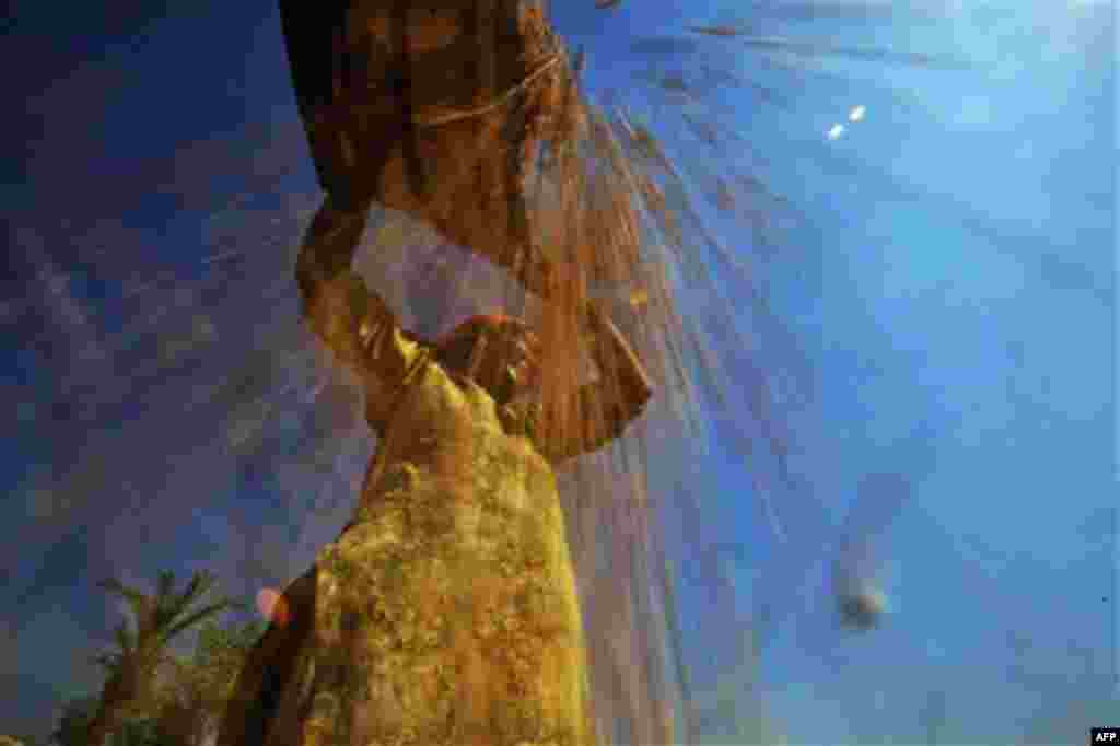 A Pakistani farmer sorts the wheat during the harvest in Muzaffargarh in Punjab province, Pakistan, Monday, Nov. 1, 2010. (AP Photo/Muhammed Muheisen)