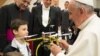 El papa recibe un dron de regalo durante una reunión con estudiantes en Italia. Aquí en Estados Unidos, los drones han quedado prohibidos durante la visita papal.