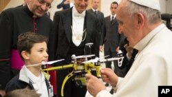 El papa recibe un dron de regalo durante una reunión con estudiantes en Italia. Aquí en Estados Unidos, los drones han quedado prohibidos durante la visita papal.