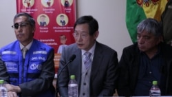 El embajador de China en Bolivia, Huang Yazhong, hablando en la conferencia de prensa del 26 de febrero de 2020.