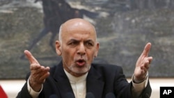 Le président afghan Ashraf Ghani lors d'une conférence de presse au palais présidentiel à Kaboul, en Afghanistan, le 15 juillet 2015.