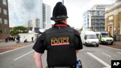 5일 영국 런던 경찰이 이틀전 테러가 발생한 런던브리지 주변을 순철하고 있다.