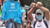 Ratusan pengungsi Afghanistan berdemonstrasi di depan kantor UNHCR Jakarta menuntut permukiman kembali, Selasa (24/8). (VOA/Indra Yoga)