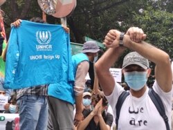 Ratusan pengungsi Afghanistan berdemonstrasi di depan kantor UNHCR Jakarta menuntut permukiman kembali, Selasa (24/8). (VOA/Indra Yoga)