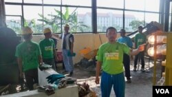 Sampah non-organik berhasil menghasilkan listrik dan menyalakan lampu. (VOA/Petrus Riski)