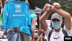 Ratusan pengungsi Afghanistan berdemonstrasi di depan kantor UNHCR Jakarta menuntut permukiman kembali, Selasa (24/8). (VOA/Indra Yoga)