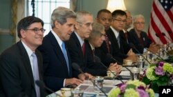 Menkeu AS Jacob Lew (kiri), Menlu AS John Kerry, berpartisipasi dalam perundingan tingkat tinggi antara AS-China di Washington DC, Rabu (10/7). 