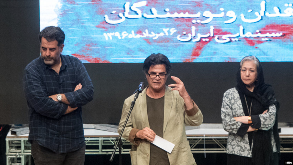 یازدهمین جشن منتقدان و نویسندگان سینمای ایران با حواشی همراه بود. جعفر پناهی حاضر نشد جایزه فیلم «ماجرای نیمروز» که توسط سازندگان حکومتی ساخته شده، اهدا کند و جمشید مشایخی هم از پرداختن به عزت الله انتظامی انتقادات تندی کرد. عکس: هادی زند
