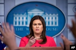 Juru bicara Gedung Putih Sarah Huckabee Sanders dalam konferensi pers harian di Gedung Putih,18 Juli 2018, di Washington.