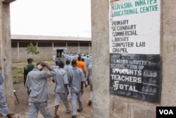 Inmates file into a schoolhouse at Naivasha, a maximum-security prison in Kenya. More than half of its 3,000 prisoners take part in education programs. (Gabe Joselow / VOA)