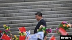 中国主席习近平在北京人民大会堂前参加欢迎乌拉圭总统的仪式（2016年10月18日）