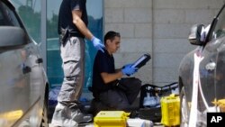 ماموران پلیس اسرائیل سرگرم تحقیق بعد از حمله مهاجم چاقو بدست. در کرانه غربی رود اردن. 