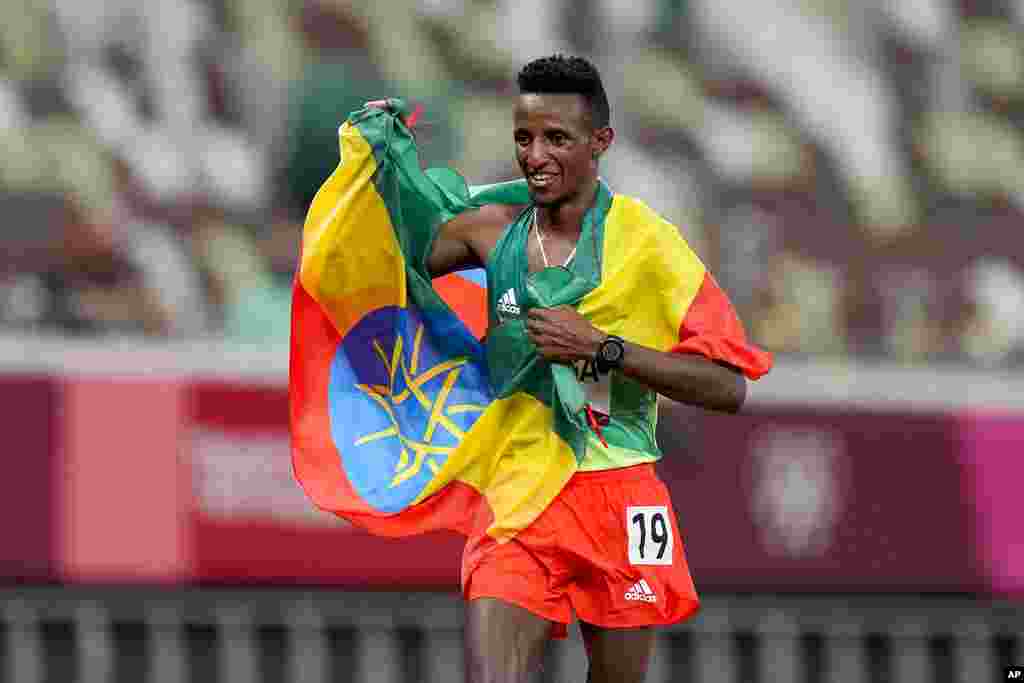 Selemon Barega, of Ethiopia, celebrates after winning the men&#39;s 10,000-meter run at the 2020 Summer Olympics, Friday, July 30, 2021, in Tokyo.(AP Photo/Petr David Josek)