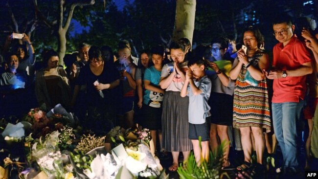 2018年6月28日，男女老少在上海举行烛光守夜活动，哀悼当天上海徐汇区桂林西街的世界外国语小学附近砍人事件的遇难者，两名小学生被砍身亡。