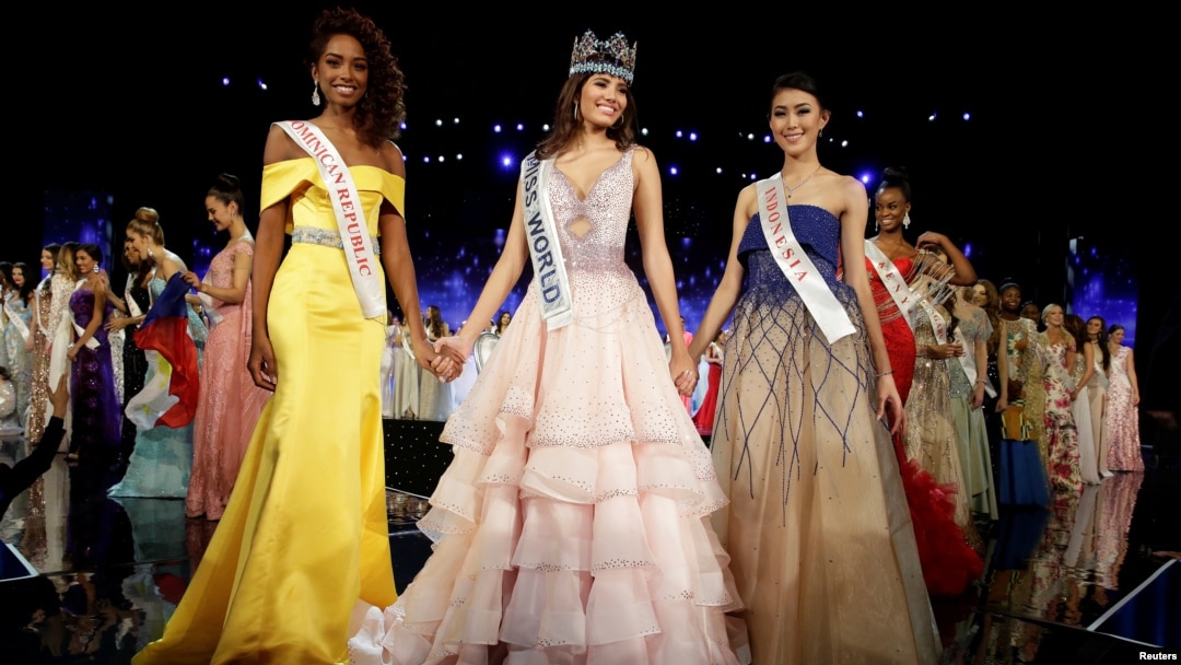 Natasha Mannuela dari Indonesia (kanan) bersama Miss Puerto Rico Stephanie Del Valle (tengah) dan juara kedua, Miss Dominican Republic Yaritza Miguelina Reyes Ramirez dalam kompetisi Miss World 2016 di Oxon Hill, Maryland, AS (18/12). (Reuters/Joshua Roberts)